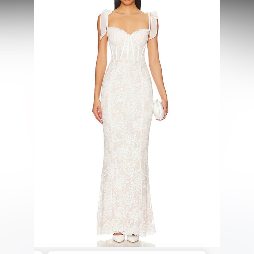 Romanza Gown in White Chantilly Lace V. Chapman
